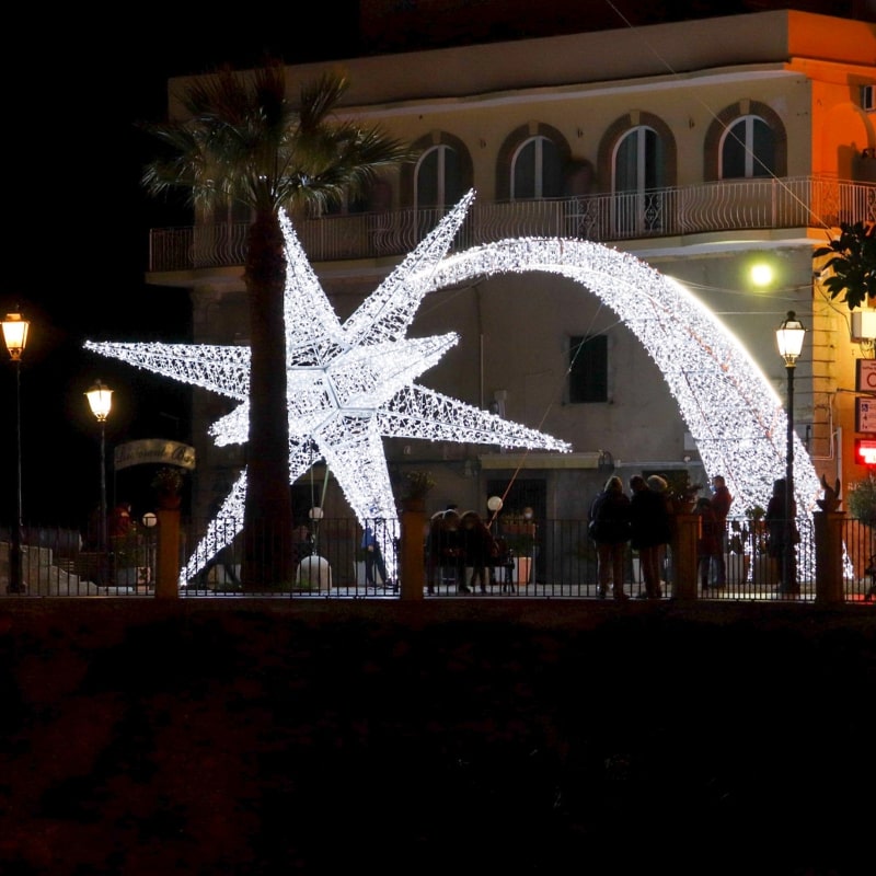 Luci d'artista illuminano il centro storico di Tropea